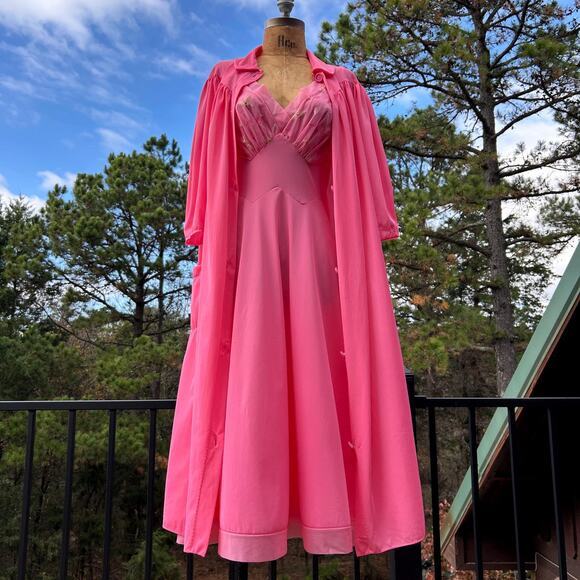 Vintage 50s Vanity Fair Day Glo Pink Nylon Chiffon Embroidered Peignoir Set XS S - Picture 1 of 12